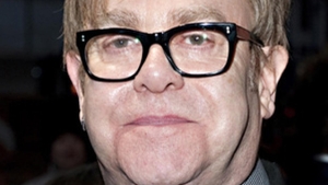 Elton John spune ca a facut sex cu un spion KGB pe acoperisul unui hotel