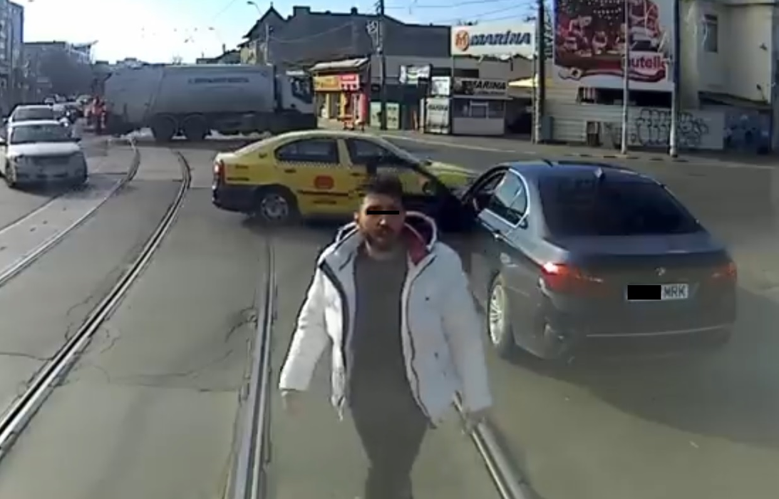 Anunțul incredibil făcut de șoferul al cărui BMW a fost împins de tramvai. “Vreau să…” Continuarea întrece orice imaginație