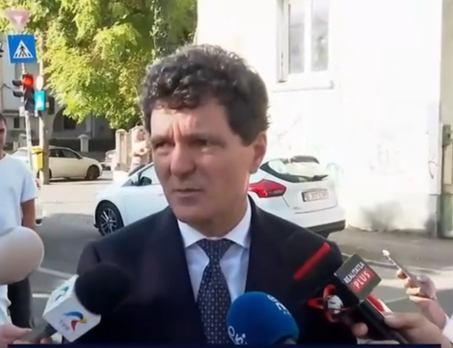 Nicușor Dan și-a dus fiica la școală pe jos! Președintele României a făcut un singur popas