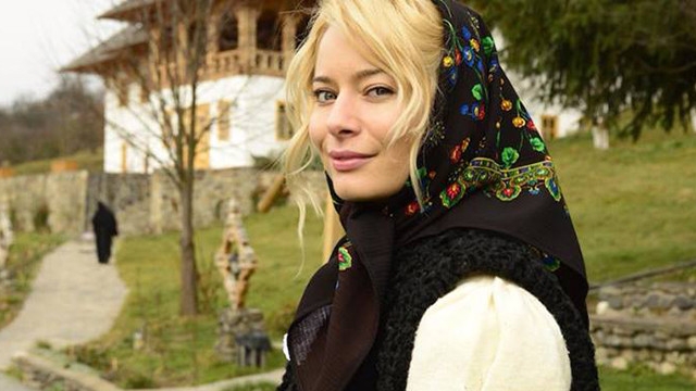 Trista, nemachiata si imbracata in cele mai banale haine. Greu o recunosti pe Laura Cosoi in ipostaza asta! Oare ce a patit?