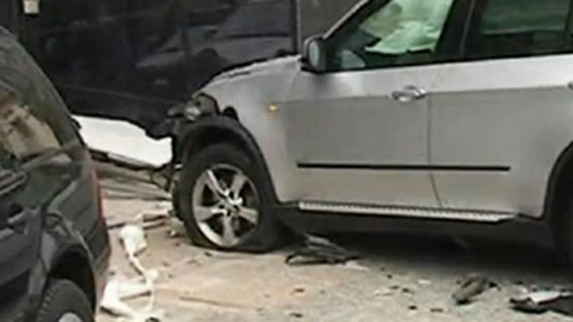 VIDEO Un executor judecatoresc a acrosat cu masina o femeie de pe trotuar
