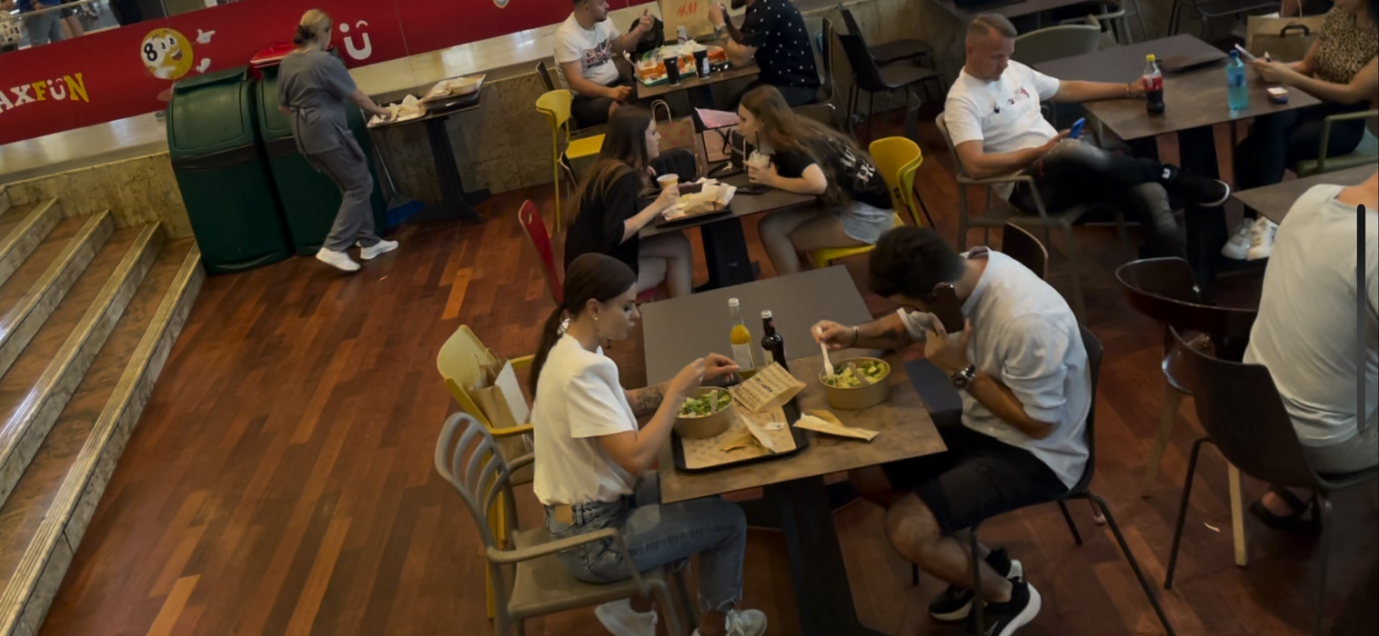 Jojo și Paul Ipate, la masă, la Mall Băneasa. Telefonul avea să-l deranjeze pe Paul (Foto: CANCAN.RO)