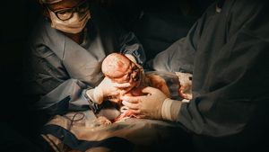 Incredibil! O femeie de 40 de ani cu sarcină extrauterină a născut un copil sănătos, deși sarcina s-a dezvoltat în abdomen
