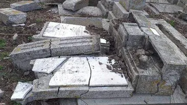 Cei trei tineri care au devastat cimitirul evreilor din Huși au fost trimiși în judecată. Ce sancțiune o să primească minorii