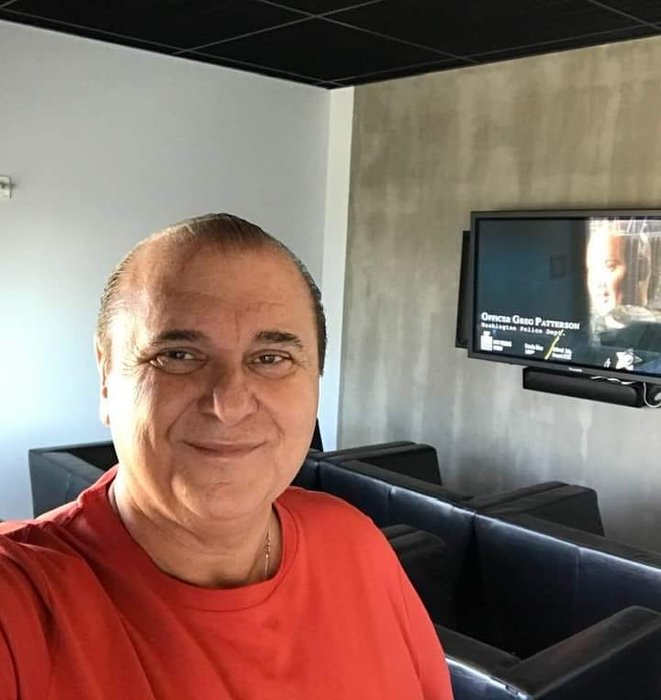 Nick Rădoi ar urmări să pună mâna pe bruneta senzuală (Foto: Facebook)
