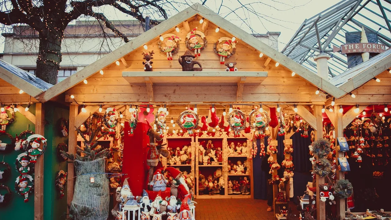 Cât costă un pahar cu vin fiert la Târgul de Crăciun din Viena. Câți euro trebuie să plătești pentru o porție de supă de gulaș sau cartofi umpluți