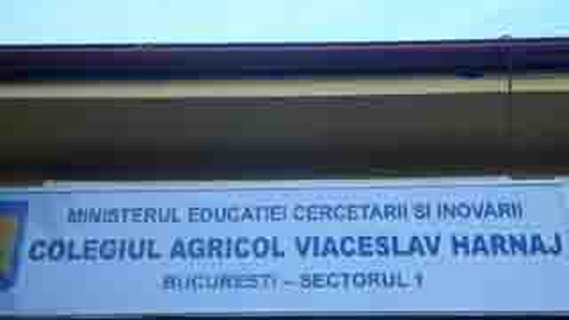 Oficialii au adus la "Jean Monnet" o directoare cu experienta in scandalurile sexuale! Dadea elevele afara din scoala cu politia!