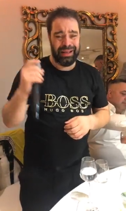 ”Regele manelelor” a cântat cu ochii în lacrimi
