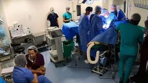 La o bârfă și la o cafea în sala de operație. Două cadre medicale fără mască de protecție sau mănuși, prinse pe picior greșit
