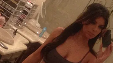 Nemachiata si in bustiera. Kim Kardashian, poza de pitipoanca in oglinda din baie