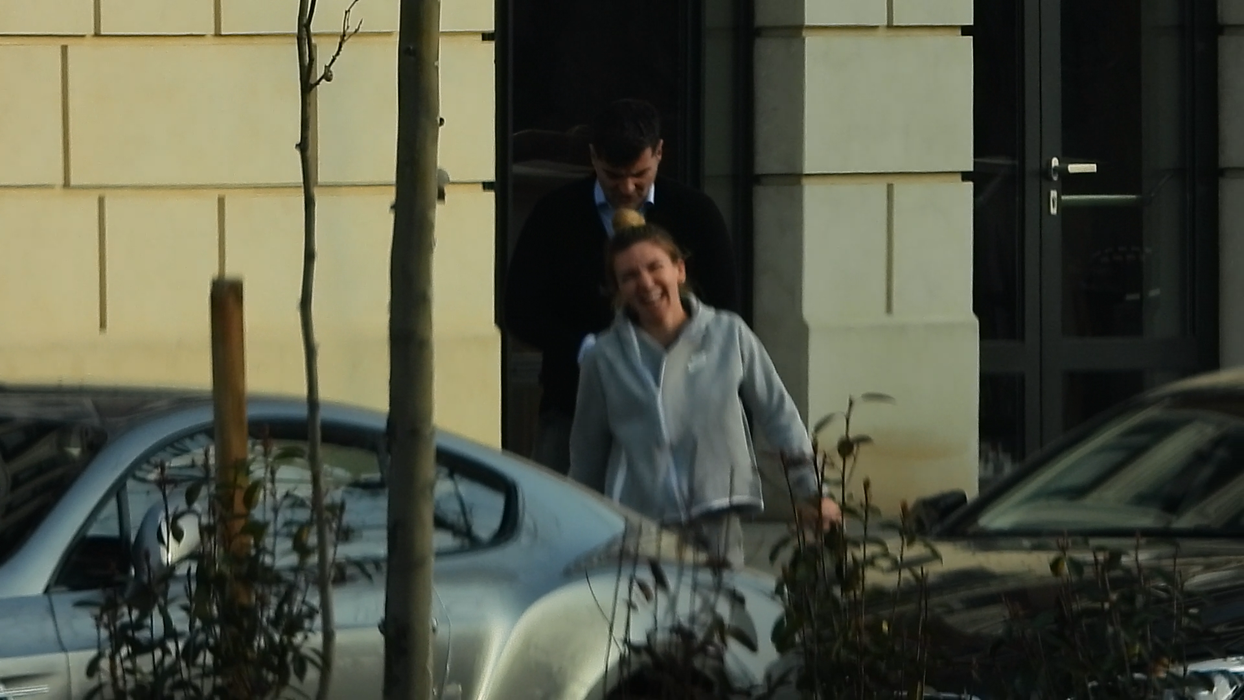 Simona și Toni râd cu poftă împreună și par să se țină de șotii