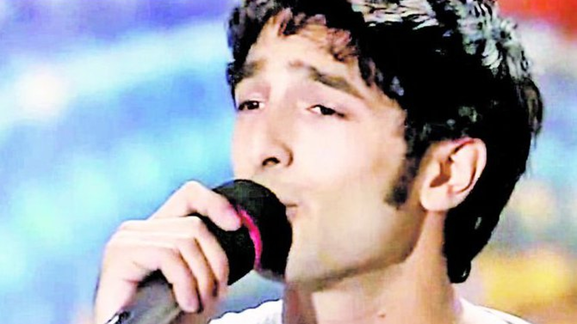Gheorghe Vijai este oaia alba a unui clan din Ploiesti. Fiul ghicitoarei Spania, in semifinale la "Romanii au talent"