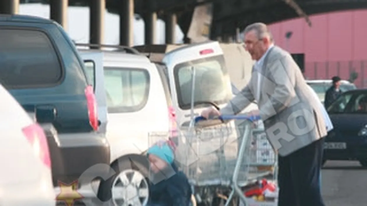 Pazea, ca vine Nistorescuuu! Isi plimba copilul cu un carucior de supermarket
