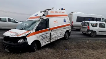 Patru persoane rănite, după ce o mașină a lovit o ambulanță, în Vrancea