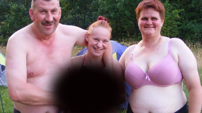 Mama, tata si fiica! Vezi cel mai nebunesc tablou de familie! Nu-ti trece prin cap ce vrea sa ii faca parintele fetei!