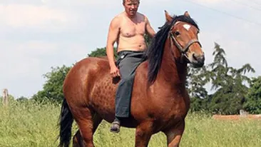 A vrut s-o impresioneze! Un polonez s-a dezbracat si a intrat calare in casa iubitei