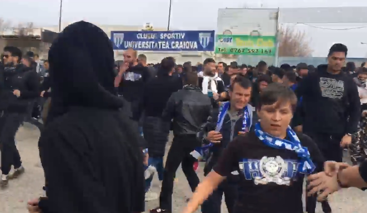Violențe la Craiova, înainte de meciul  CSU II - FCU. Jandarmii au dat cu gaze lacrimogene