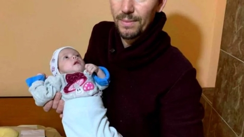 I-a murit soția, iar acum își crește singur băiețelul de câteva luni. Povestea emoționantă a lui Gabriel Dilă