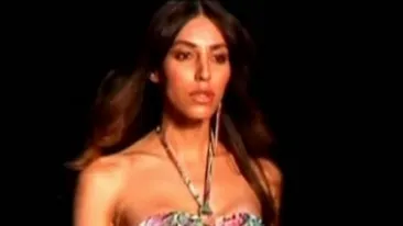 VIDEO Un fotomodel transsexual a facut senzatie in costum de baie, la Saptamana Modei de la Rio de Janeiro!