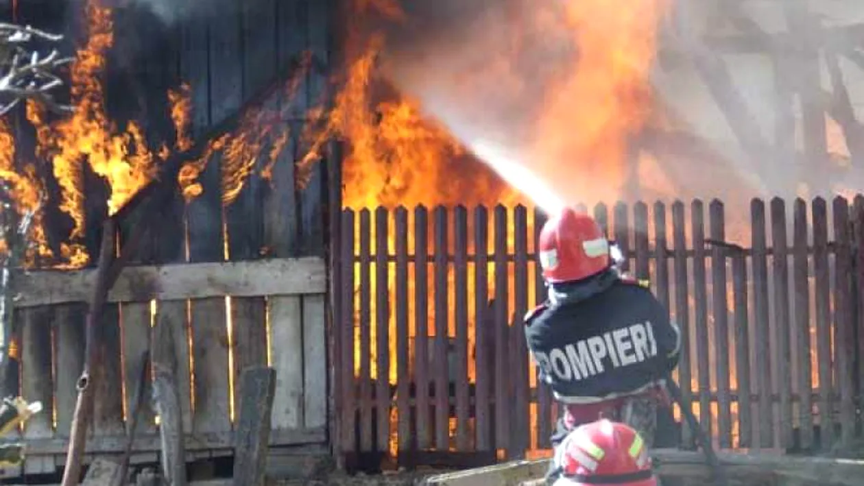Un bărbat din Argeș și-a dat foc la casă din greșeală!