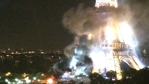 Panică la Paris, imediat după carnagiul din Nisa! Turnul Eiffel învăluit de un nor negru de fum