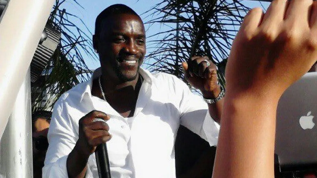 Fite de star! Celebrul Akon a cerut 200.000 € si camera in care a dormit Michael Jackson ca sa vina in Romania