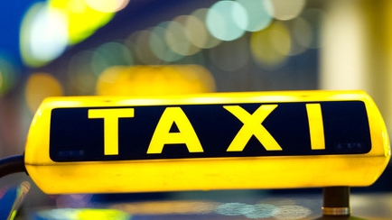Scene amuzante astăzi la Aeroportul Otopeni. Ce număr de înmatriculare a putut să îşi aleagă acest taximetrist