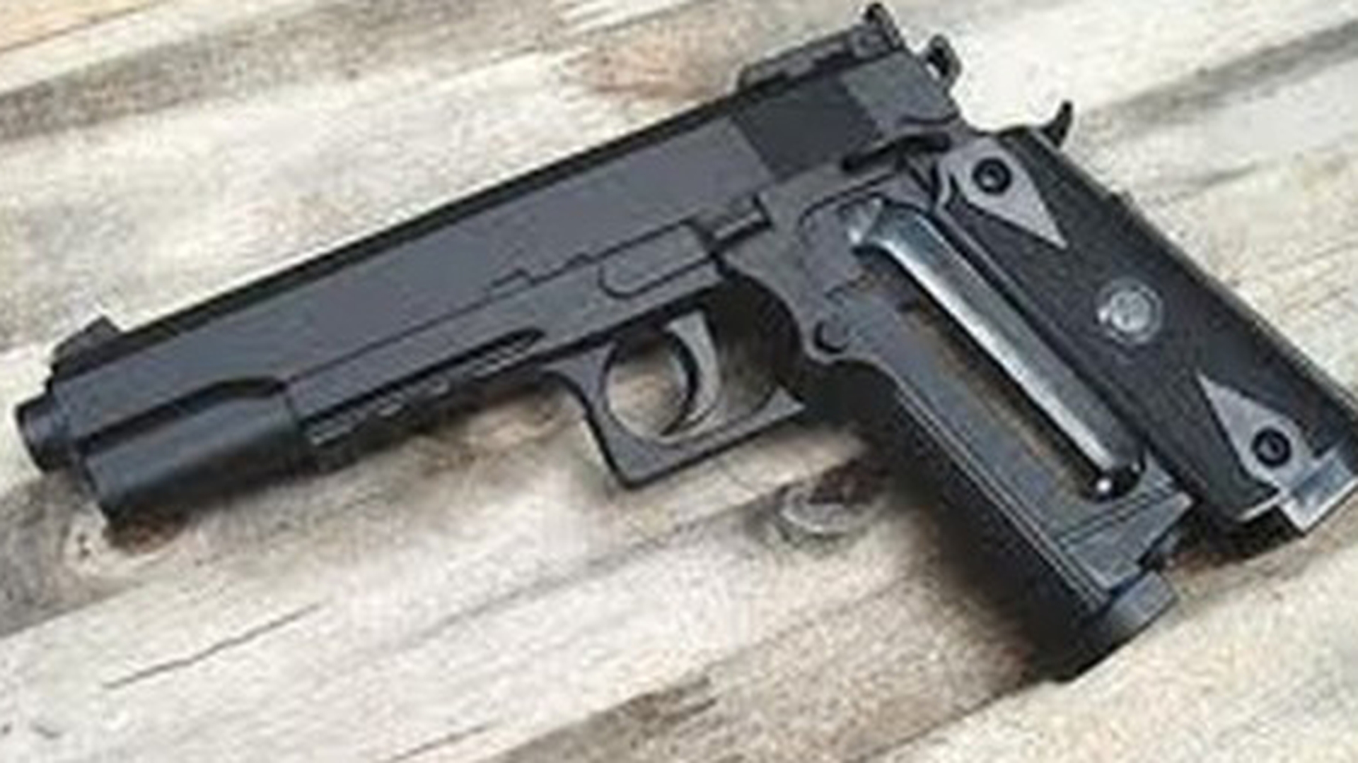 Un elev din Constanta a mers cu pistolul la scoala. Politistii au venit de urgenta, dar…