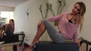 Flavia de la ”Neatza”, apariţie de senzaţie la o petrecere! Rochia roşie cu spatele gol a întors privirile tuturor