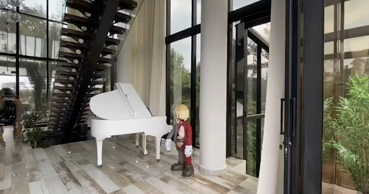 Cum arată casa lui Maluma. Artistul columbian are o vilă de lux