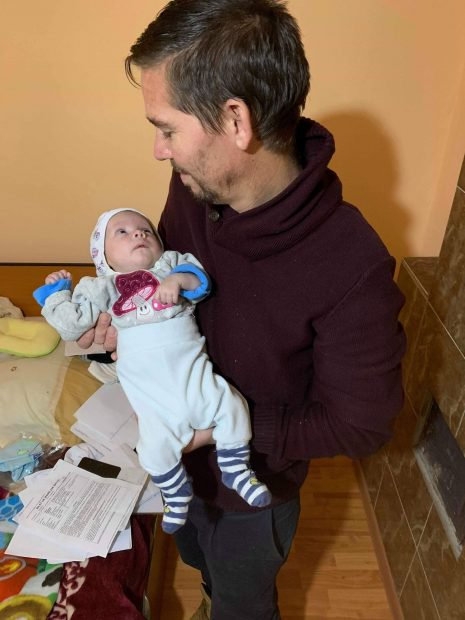 I-a murit soția, iar acum își crește singur băiețelul de câteva luni. Povestea emoționantă a lui Gabriel Dilă