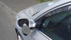 Un bărbat şi-a lăsat maşina parcată pe trotuar şi şi-a găsit oglinda spartă. Ce s-a întâmplat la scurt timp