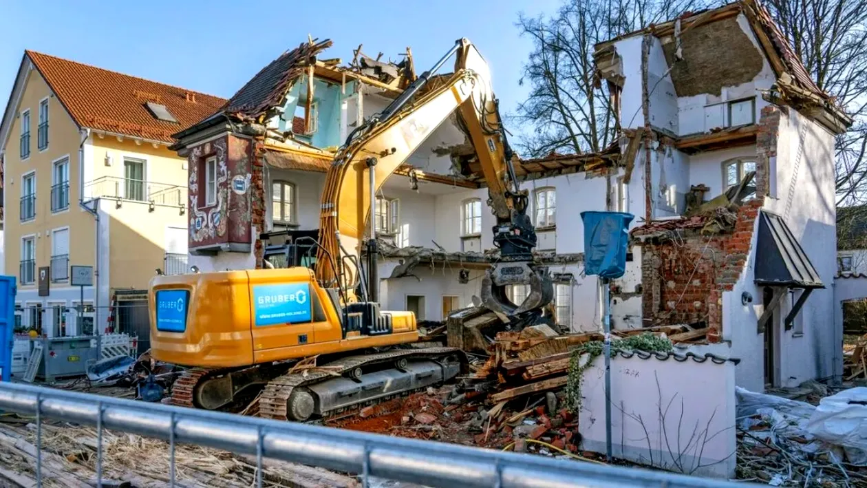 Autorizație demolare casă 2026. Cât costă și ce prevede legea