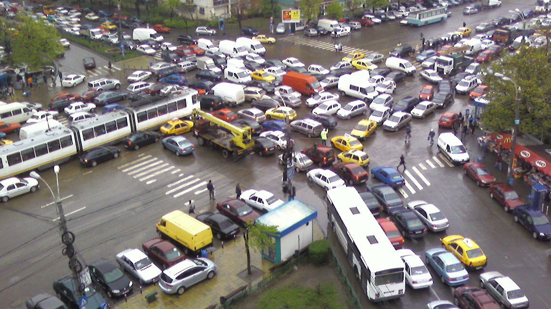 S-a intamplat in Bucuresti! Vezi ce a facut soferul unui dubite dupa ce s-a pierdut cu firea in trafic