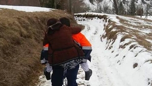 Un adevărat erou! Imaginea cu ambulenţierul care cară o bolnavă în spate a impresionat o ţară întreagă! Ambulanţa n-a putut urca pe munte, astfel că bărbatul a făcut tot ce a putut pentru a o salva pe pacientă: „Merită cunoscut în toată ţara!”