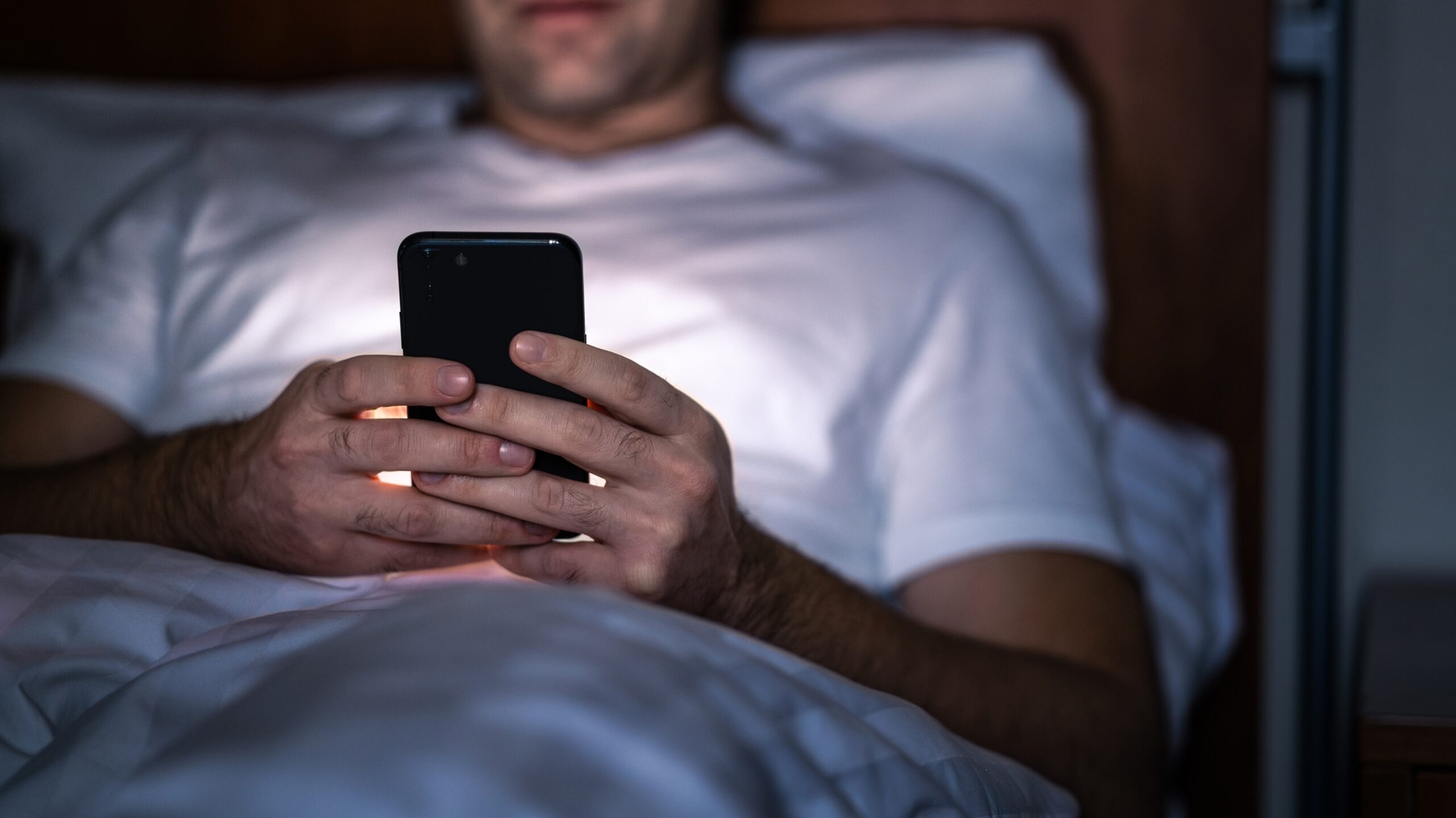 Ce se întâmplă cu somnul tău dacă stai pe telefon înainte de culcare. De ce nu doar lumina e problema