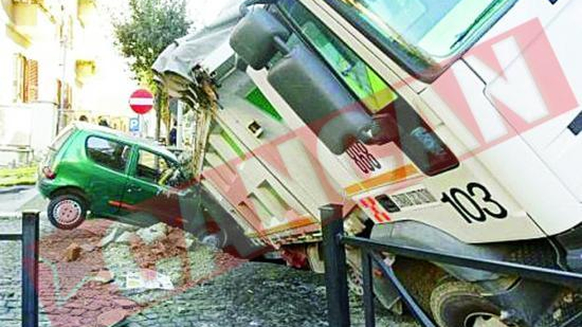 Un camion s-a scufundat in asfalt