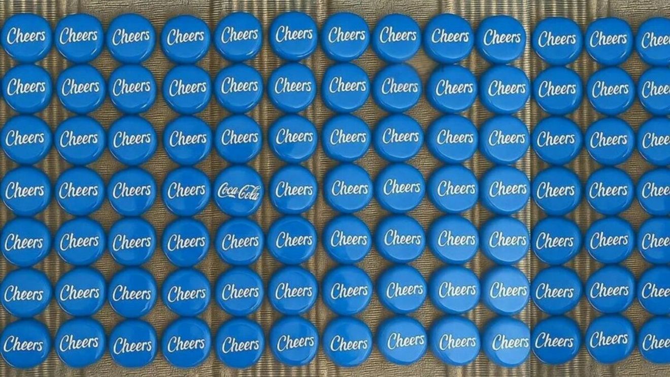 Test IQ | Găsește capacul pe care scrie 'Coca-Cola' din marea de 'Cheers' în sub 10 secunde!
