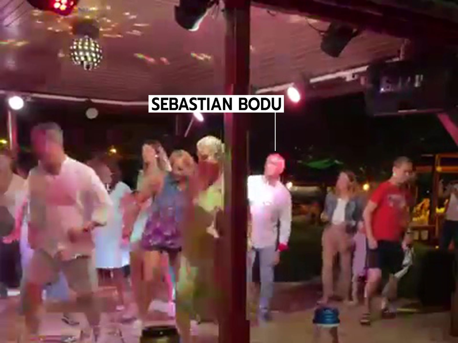 Sebastian Bodu, pe ringul de la ”Cireșica”, dansând pe celebra melodie Meneaito (Foto: CANCAN.RO)