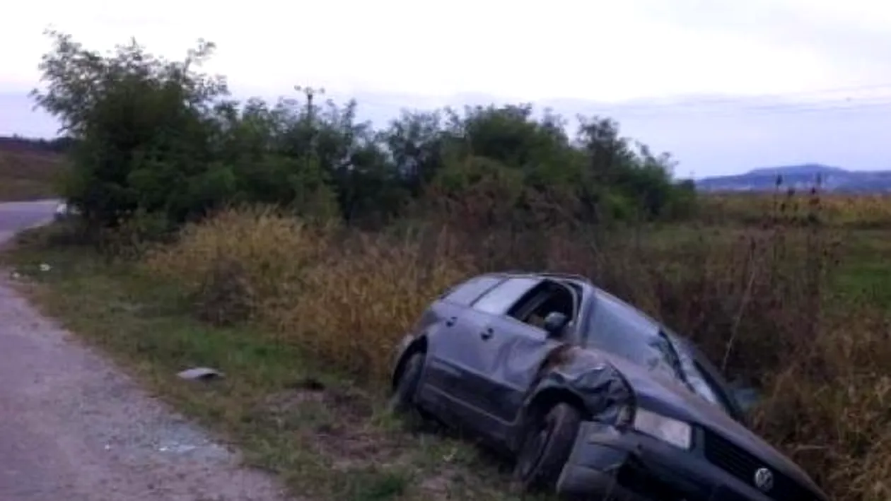 O fată de 14 ani din Argeş a luat maşina tatălui ei şi a ajuns cu ea în şanţ
