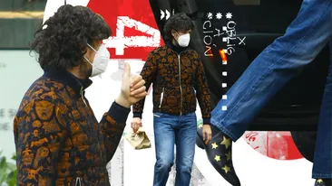 “Cowboy”-ul Tudor Chirilă a “defilat” prin oraș cu ciocate înstelate și geacă “super-cool”, cu îngeri, schelete și pistoale