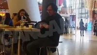 Cel mai în vogă scriitor român a luat prânzul la mall cu… gândurile lui + berea corespunzătoare!