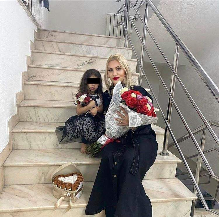 Cum se împarte Tzancă Uraganu între Lambada și Marymar? Imaginile în care se ține de mână cu blonda au stârnit controverse