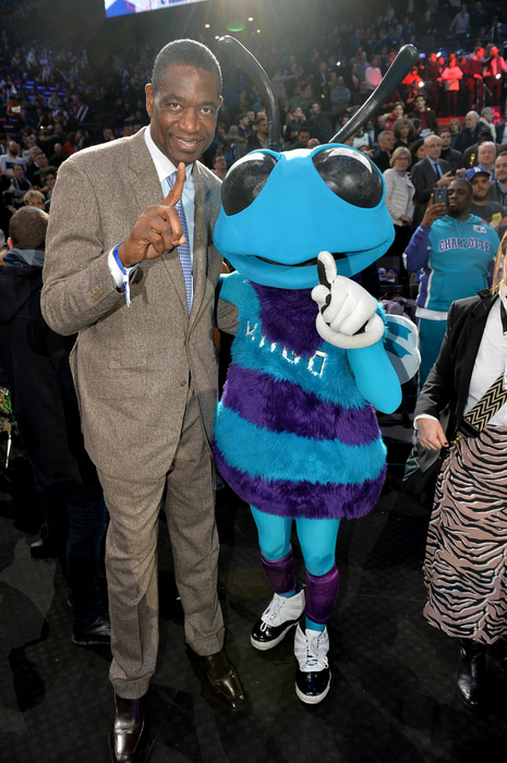 Dikembe Mutombo et Hugo ( mascotte des Hornets ) au match de NBA Game Paris 2020 entre les Bucks de Milwaukee et les Charlotte Hornet à l'AccorHotels Arena à Paris le 24 janvier 2020. © Veeren / Bestimage Basket ball game Milwaukee Bucks vs Charlotte Hornet at AccorHotels Arena in Paris on january 24th 2020