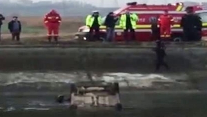 Tragedie în Capitală. O tânără de 26 de ani a murit după ce maşina în care se afla a căzut în Dâmboviţa