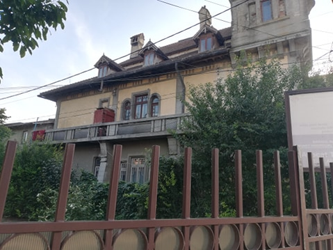 Aici a avut cartierul general Statul Major al Armatei a 2-a în Primul Război Mondial