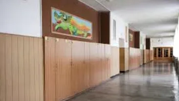 Scandal monstru la o școală din Tulcea! O femeie a lovit un elev de 16 ani și pe profesoara acestuia. S-a lăsat cu dosar penal