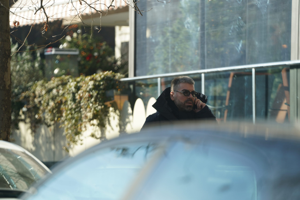 Maurice Munteanu duce "muncă de lămurire" la telefon (Foto: CANCAN.RO)