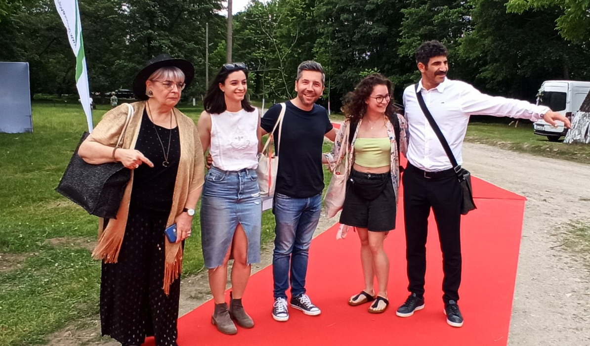 Cuzin Toma (primul din dreapta), președinte al asociației culturale „Cuzin Toma – Dacă eu pot, poți și tu”