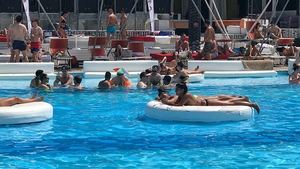 Imagini exclusive din paradisul distracţiei. Magia de la Player Club continuă. Urmează un weekend de neuitat, cu petreceri de dimineaţă până seara